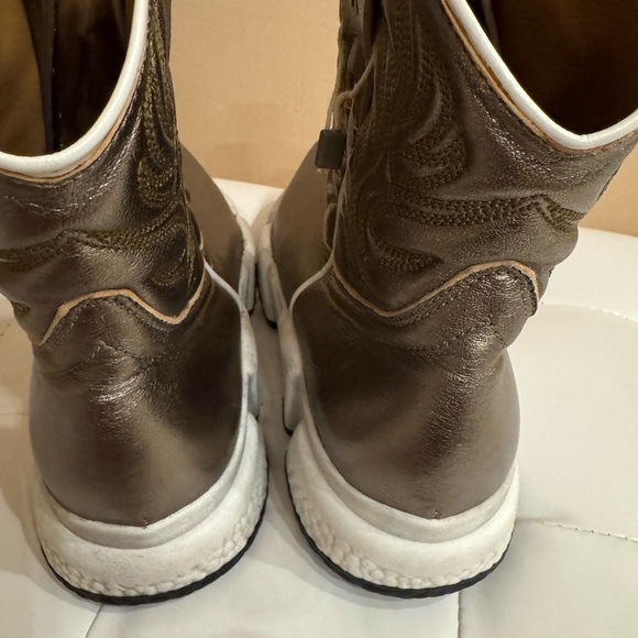 Texas Robot woman’s Metallic Brown Boots. Very narrow. True to size 5.5 - 6. - Picture 4 of 9